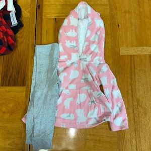💜3 for $45 2T girls polar bear Outfit